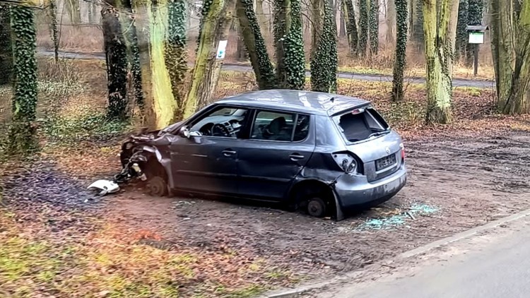 Kiedy zniknie porzucony wrak osobówki na ulicy Sportowej w Malborku? Straż Miejska wyjaśnia.