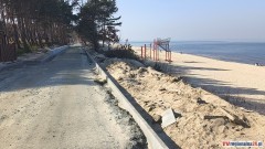 Stegna. Trwa przebudowa zejść na plażę wraz z budową promenady, elementów małej infrastruktury i oświetlenia. Wideo i zdjęcia - zobacz postęp prac marzec 2025