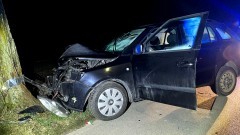 Gmina Stare Pole. Osobówką w drzewo – kierująca miała prawie 3 promile alkoholu w organizmie.