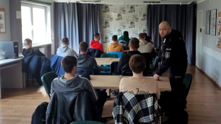 Funkcjonariusze zachęcają maturzystów do wstąpienia w szeregi policji.