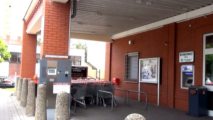Tragedia przed marketem w Malborku. Mężczyzna zmarł po zasłabnięciu…