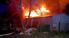 Nocny pożar w Cisach - ponad 4 godziny walki z ogniem. Dwóch strażaków rannych.