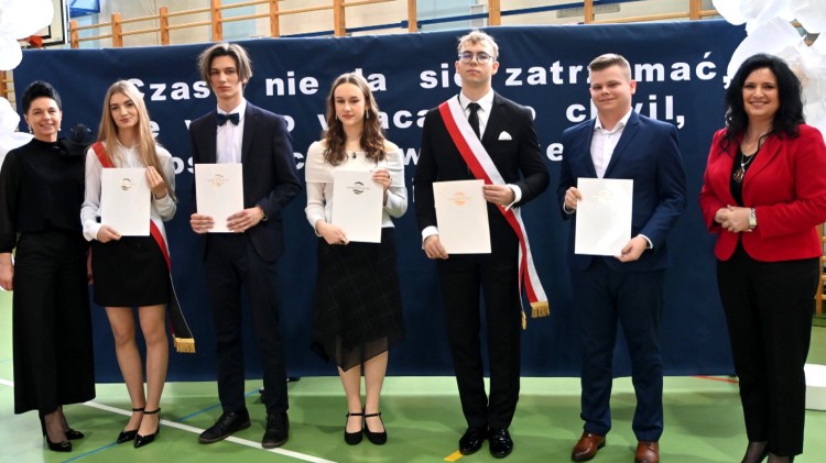 Pożegnanie maturzystów w Liceum Ogólnokształcącym w Nowym Dworze Gdańskim.