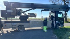 Gmina Miłoradz. Nietrzeźwy operator dźwigu przekroczył prędkość w terenie zabudowanym – odpowie przed sądem.