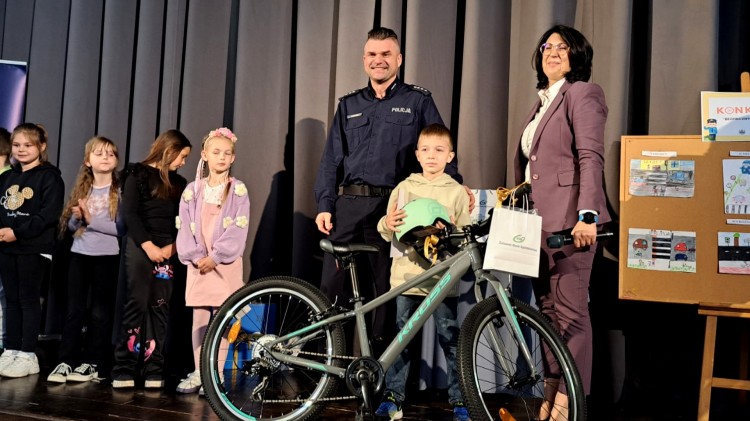 Bezpieczny na drodze - laureaci konkursu nagrodzeni podczas gali w Nowym Dworze Gdańskim.