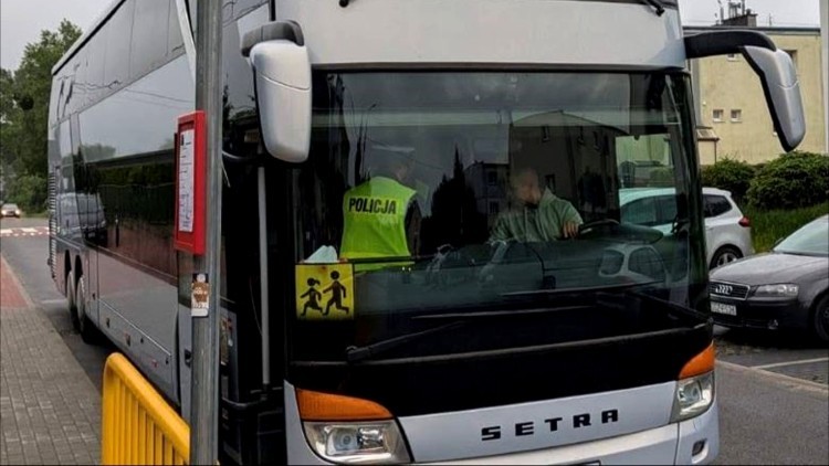 Sztumska Policja kontroluje autokary przed wyjazdami – bezpieczeństwo dzieci priorytetem.