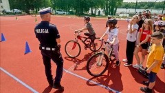 Egzamin na kartę rowerową w SP2 w Sztumie - policjanci uczą bezpieczeństwa.