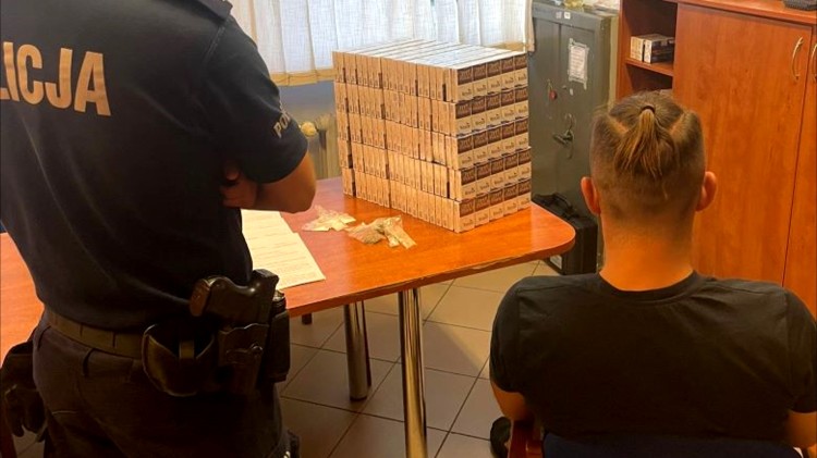 Rutynowa kontrola zakończona zatrzymaniem – narkotyki i nielegalne papierosy w aucie 34-latka.