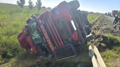 Wypadek ciężarówki na trasie S7 w miejscowości Dworek – ruch ograniczony do jednego pasa.