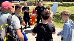 Policjanci i Sanepid promują bezpieczeństwo oraz zdrowy styl życia podczas wakacji w Malborku.