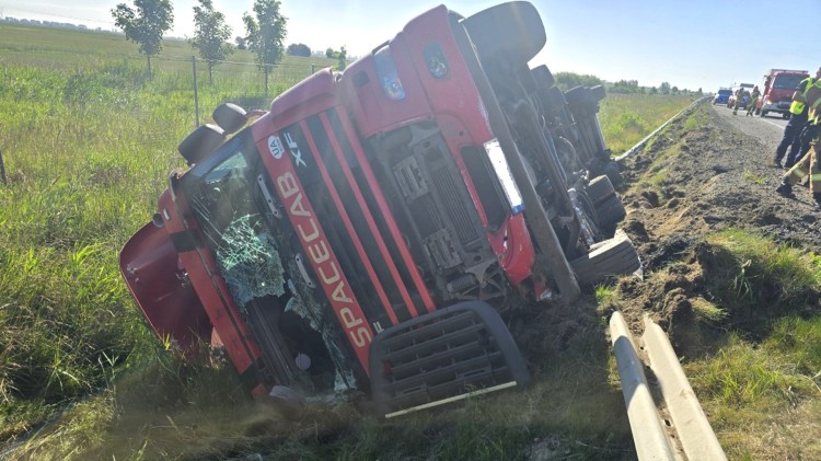 Wypadek ciężarówki na trasie S7 w miejscowości Dworek – ruch ograniczony do jednego pasa.