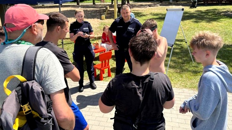 Policjanci i Sanepid promują bezpieczeństwo oraz zdrowy styl życia…