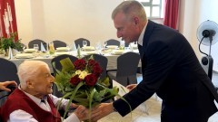Pan Jan Piecyk świętuje 90. urodziny – wyjątkowy jubileusz mieszkańca Gminy Nowy Dwór Gdański.