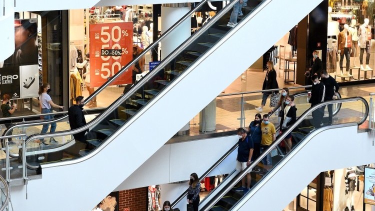 Młodym konsumentom z małych i ze średnich miast brakuje na rynku galerii i centrów handlowych