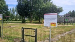 Bezpieczniej na placu zabaw w Sztutowie – nowe ogrodzenie już gotowe.