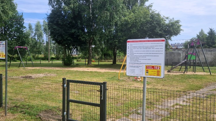 Bezpieczniej na placu zabaw w Sztutowie – nowe ogrodzenie już gotowe.