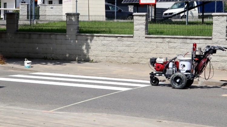 Nowa malarka drogowa w Sztumie – pierwsze pasy już odmalowane.