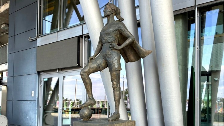 Piłka nożna jest kobietą – odsłonięcie symbolicznego pomnika kobiecego futbolu w Gdańsku.