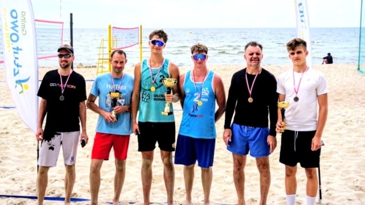 Sportowe emocje na plaży - za nami pierwszy turniej siatkówki w ramach Sztutowskiego Lata 2025.