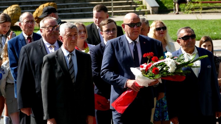 Sztum oddał hołd ofiarom i bohaterom II wojny światowej.