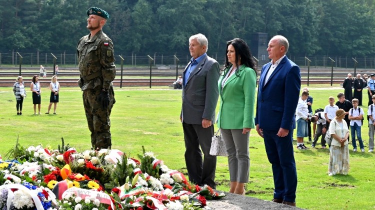 Uroczystości upamiętniające 86. rocznicę pierwszego transportu więźniów do obozu Stutthof.
