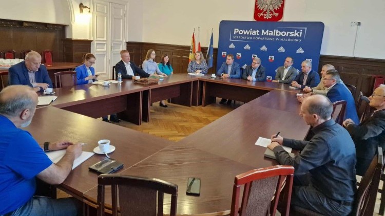 Rolnicy, samorząd i rząd o podtopieniach na Żuławach. W Malborku rozmawiano o szkodach i rozwiązaniach.