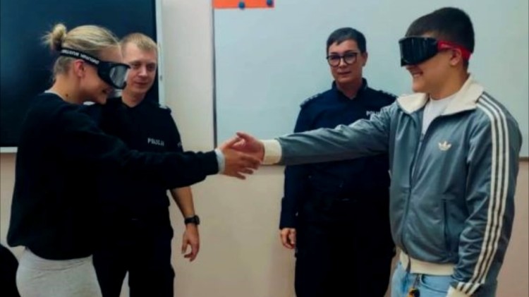 Policjanci edukują sztumskich licealistów o cyberprzemocy i substancjach psychoaktywnych.