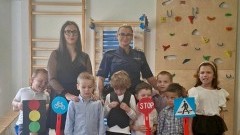 Nowy Dwór Gdański. Policjantka uczy przedszkolaków zasad bezpieczeństwa na drodze.