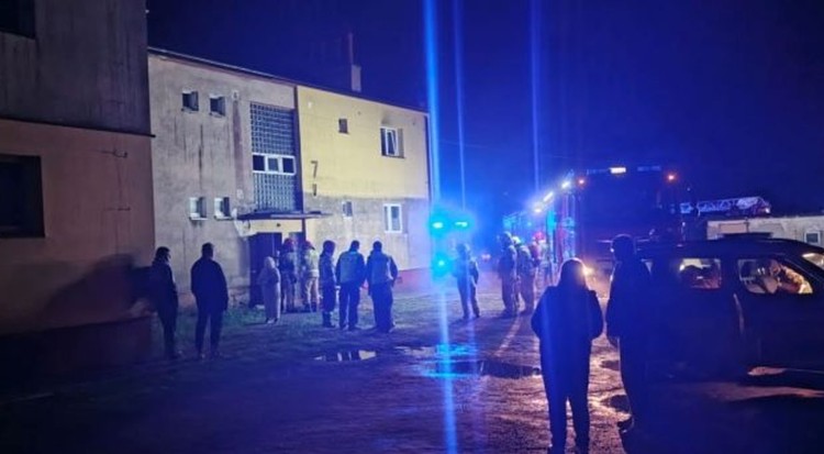 Policjanci ze Sztumu uratowali mieszkańców z płonącego budynku w Czerninie.