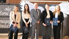 Dzień Edukacji Narodowej w Zespole Szkół w Nowym Dworze Gdańskim – nagrody dla najlepszych uczennic.