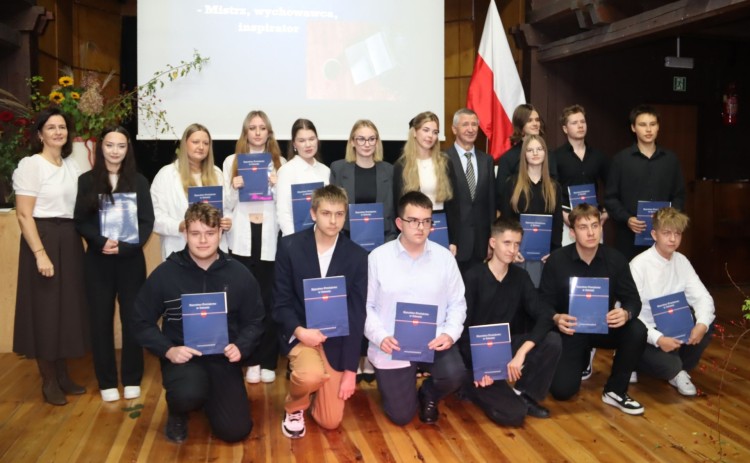 Dzień Edukacji Narodowej w powiecie sztumskim – stypendia dla zdolnej młodzieży.