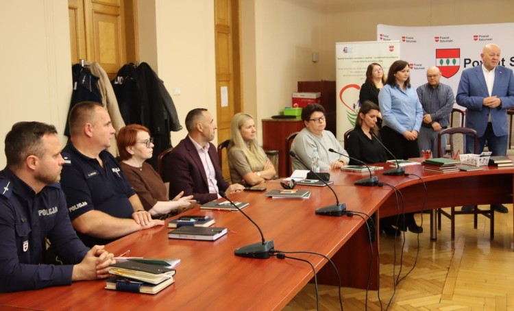 Powiat Sztumski działa razem przeciw przemocy – ruszył program wspierający współpracę instytucji.
