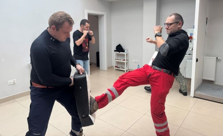 Policjanci szkolili ratowników medycznych z reagowania na agresję i samoobrony.