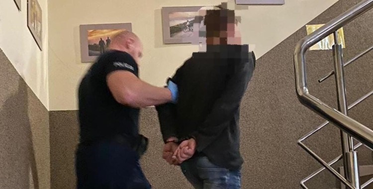 Włamał się do baru i ukradł ozdobną figurkę dzika – 22-latek zatrzymany przez nowodworskich policjantów.