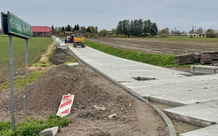 Kończy się budowa drogi gminnej w Grochowie Pierwszym.