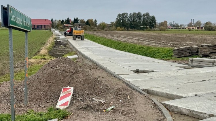 Kończy się budowa drogi gminnej w Grochowie Pierwszym.
