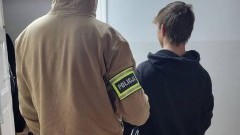 Sztumscy kryminalni zatrzymali 22-latka za serię kradzieży perfum.