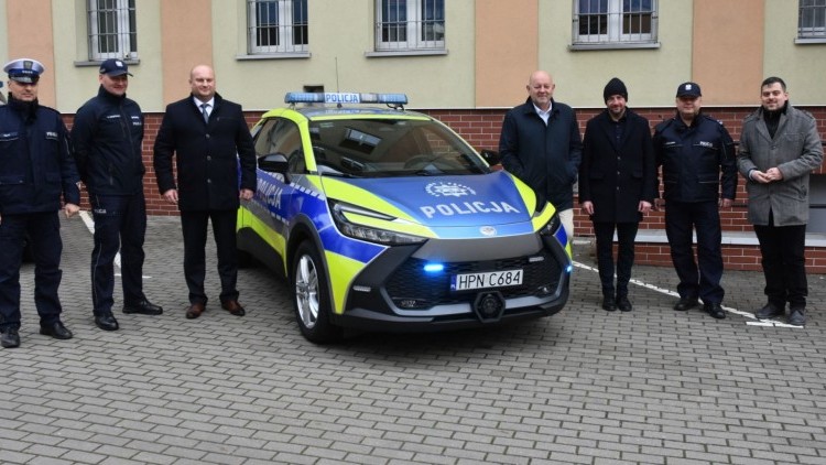 Nowy radiowóz w Sztumie – bezpieczniej na drogach powiatu.