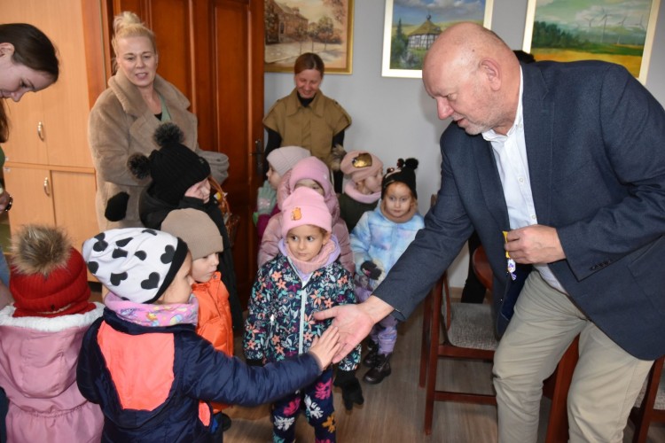 Dzień Życzliwości w sztumskim starostwie – przedszkolaki rozdawały uśmiechy i słodkości.
