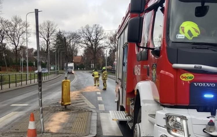 Plamy oleju na jezdni, pożary i wypadek drogowy – tygodniowy raport…