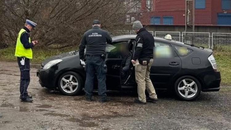 Pomorska KAS i Policja ujawniają nieprawidłowości wśród przewoźników osób