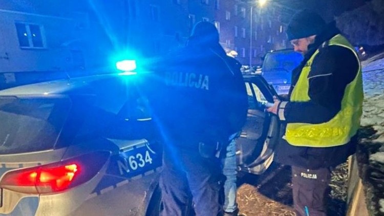 Policjanci z Dzierzgonia zatrzymali kierowcę i pasażerów z narkotykami.