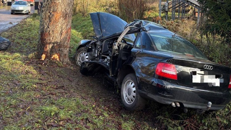 Śmiertelny wypadek w Gniazdowie. Droga zablokowana, policja kieruje na objazdy.