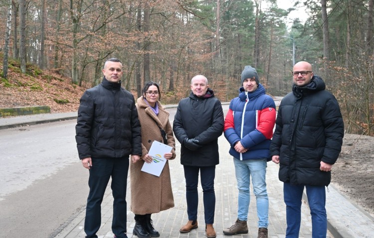 Zakończono budowę zatok parkingowych przy drodze powiatowej w Kątach Rybackich.