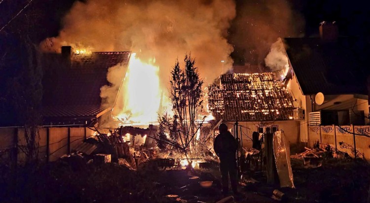 Pożar budynków w Nowym Stawie, przewrócona latarnia i drzewa na drodze…