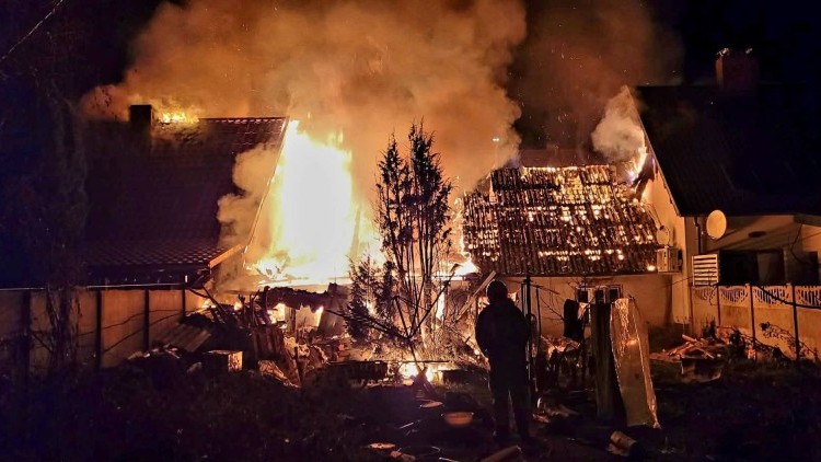 Pożar budynków w Nowym Stawie, przewrócona latarnia i drzewa na drodze – tygodniowy raport malborskich służb mundurowych.