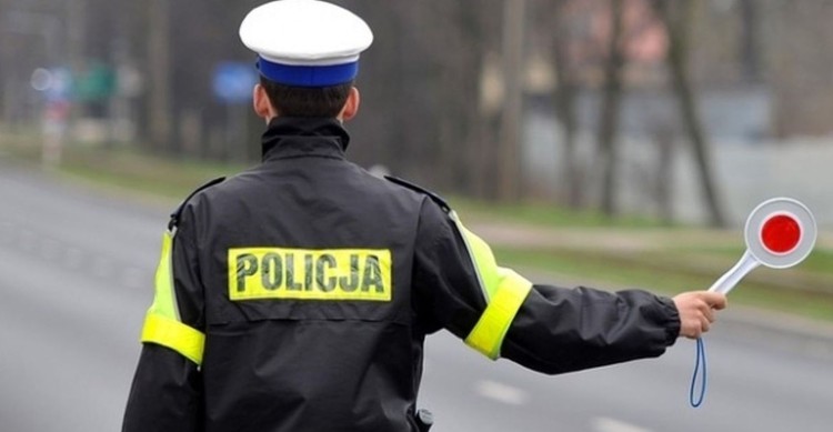 Powiat sztumski. Dzielnicowy zatrzymał kierowcę z dożywotnim zakazem – grozi mu do 5 lat więzienia.