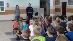 Policjanci prowadzą spotkania profilaktyczne dla uczniów przed feriami zimowymi.
