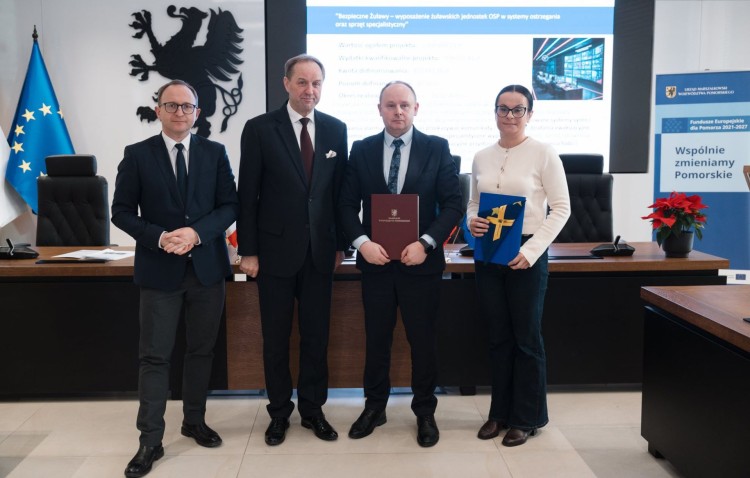 Nowe pojazdy i syreny dla OSP w powiecie nowodworskim dzięki funduszom unijnym.