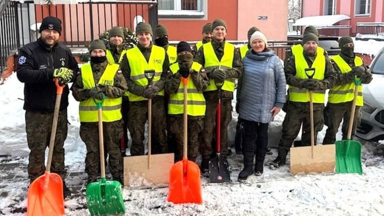Żołnierze WOT odśnieżali teren przy szpitalu w Malborku.